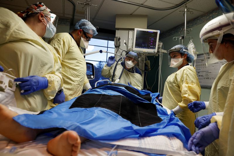© Reuters. Medical staff treat a coronavirus disease (COVID-19) patient in their isolation room on the Intensive Care Unit (ICU) at Western Reserve Hospital in Cuyahoga Falls, Ohio, U.S., January 4, 2022. REUTERS/Shannon Stapleton