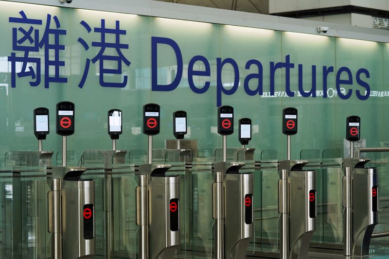 © Reuters. FILE PHOTO: Closed counters are seen at the departures hall of Hong Kong International Airport, following the coronavirus disease (COVID-19) outbreak, in Hong Kong, China October 20, 2020. REUTERS/Lam Yik