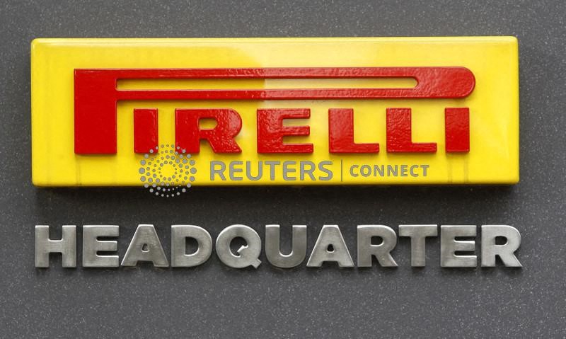 &copy; Reuters. Logo Pirelli presso la sede di Milano. REUTERS/Alessandro Garofalo  (ITALY - Tags: TRANSPORT BUSINESS)