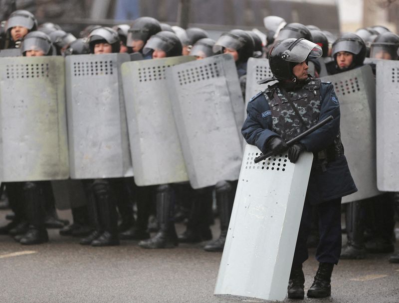 © Reuters. قوات أمن في آلما اتا عاصمة قازاخستان تعزز صفوفها خلال احتجاج بسبب أسعار الوقود يوم الأربعاء. تصوير بافيل ميخييف- رويترز.