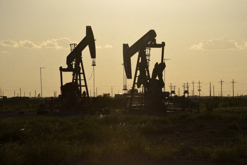 &copy; Reuters. Due pompe petrolifere a Midland, in Texas. REUTERS/Nick Oxford/