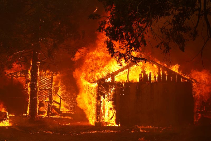 &copy; Reuters. FILE PHOTO: A house is fully engulfed by flames at the Dixie Fire, a wildfire near the town of Greenville, California, U.S. August 5, 2021. REUTERS/Fred Greaves