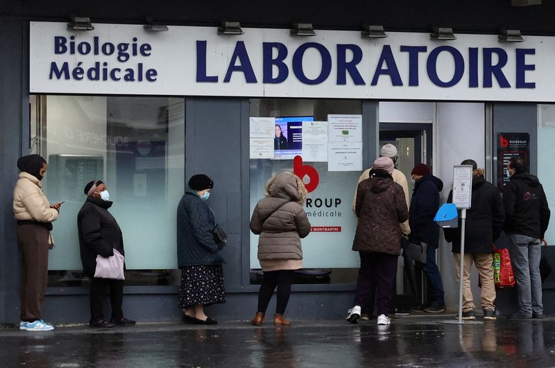 &copy; Reuters. People queue for COVID-19 tests in front of a laboratory in Paris amid the spread of the coronavirus disease (COVID-19) pandemic in France, January 4, 2022. REUTERS/Sarah Meyssonnier