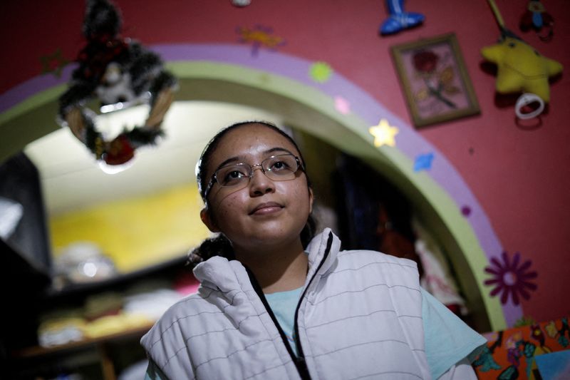 &copy; Reuters. Guadalupe Estrella Salazar Calderón, de 17 años, quien está desarrollando una aplicación de traducción de lenguaje de señas para conectar hablantes e intérpretes de lenguaje de señas mexicano (MSL) con usuarios oyentes, posa para una foto en su ca