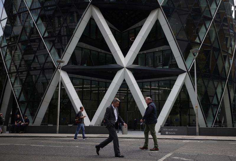 &copy; Reuters. Pessoas caminham pelo distrito financeiro da cidade de Londres, Reino Unido, 13 de setembro de 2021. REUTERS/Hannah McKay