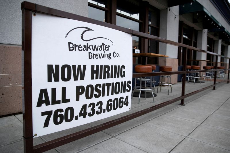 &copy; Reuters. FILE PHOTO: The number of Americans filing new claims for unemployment benefits fell last week, the Labor Department said, data that showed no impact yet on employment from the surge in U.S. coronavirus infections to a record. A restaurant advertising job