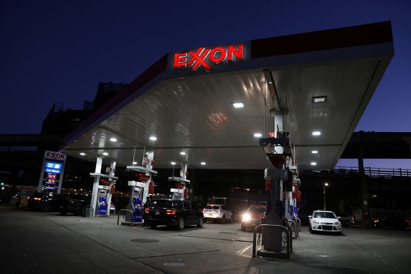 © Reuters. Una stazione di servizio Exxon a Brooklyn, New York City, USA, 23 novembre 2021. REUTERS/Andrew Kelly
