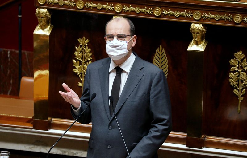 &copy; Reuters. Le Premier ministre, Jean Castex, a défendu mercredi devant les sénateurs les propos controversés d'Emmanuel Macron sur les non-vaccinés en estimant qu'ils reflétaient l'exaspération d'une grande partie des Français. /Photo d'archives/REUTERS/Charl