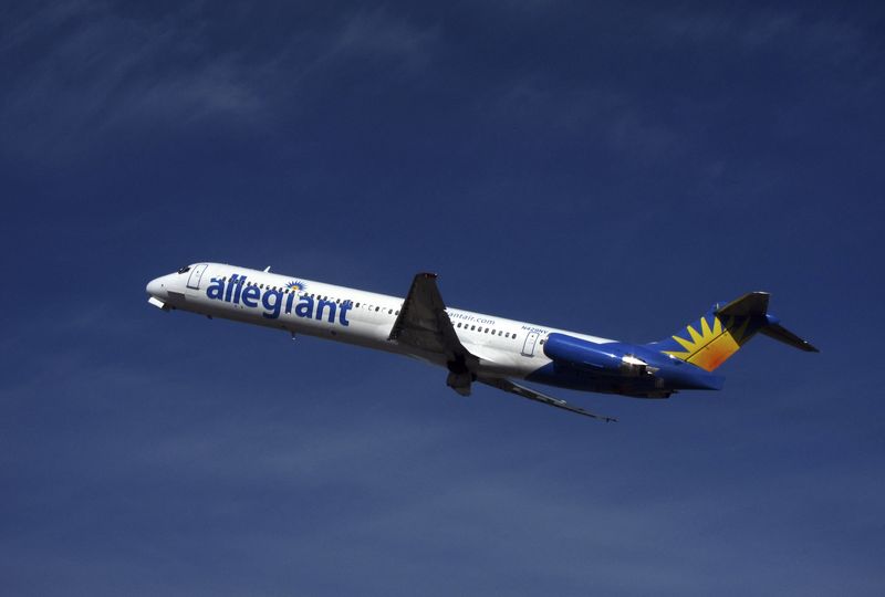 &copy; Reuters. La compagnie aérienne américaine à bas coût Allegiant Air a confirmé mercredi son intention de commander 50 Boeing 737 MAX d'une valeur de cinq milliards de dollars (4,4 milliards d'euros) au prix catalogue. /Photo d'archives/REUTERS/Michael Fiala