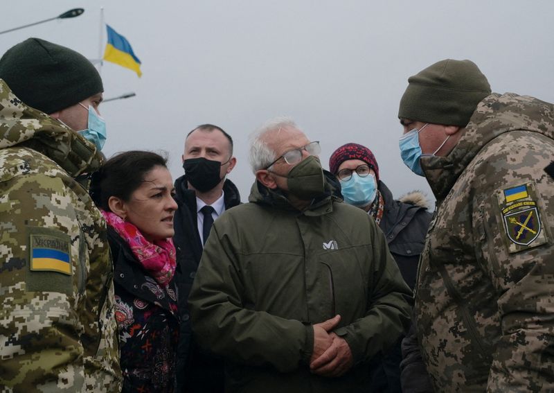 &copy; Reuters. High Representative of the European Union for Foreign Affairs Josep Borrell visits a checkpoint in the settlement of Stanytsia Luhanska in Luhansk Region, Ukraine January 5, 2022. REUTERS/Maksim Levin