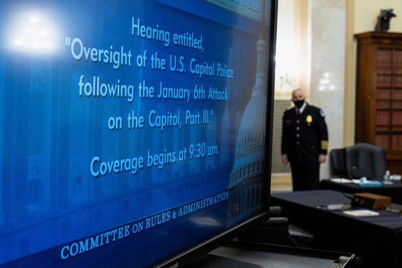 © Reuters. U.S. Capitol Police Chief J. Thomas Manger arrives for the Senate Rules and Administration Committee hearing on 
