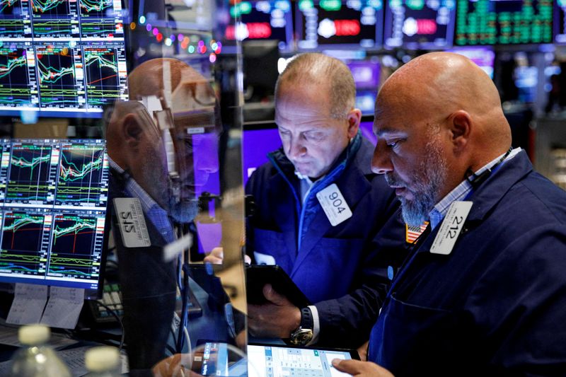 © Reuters. FILE PHOTO: Traders work on the floor of the New York Stock Exchange (NYSE) in New York City, U.S., November 29, 2021.  REUTERS/Brendan McDermid