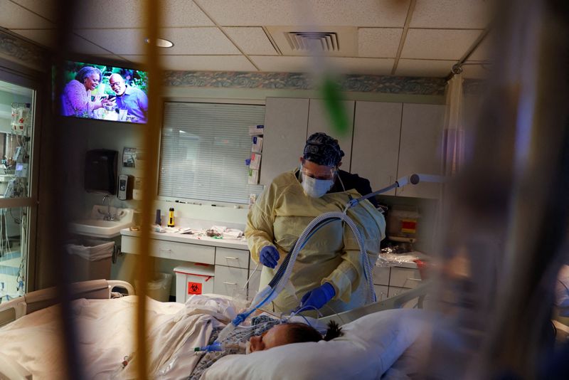 © Reuters. Medical staff treat a coronavirus disease (COVID-19) patient in their isolation room on the Intensive Care Unit (ICU) at Western Reserve Hospital in Cuyahoga Falls, Ohio, U.S., January 5, 2022.  REUTERS/Shannon Stapleton