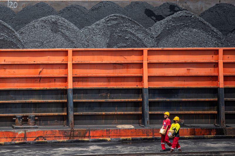 &copy; Reuters. 　１月５日、インドネシア政府が石炭輸出を禁止した問題を巡り、生産者団体と当局が同日に予定していた会合が延期された。写真はインドネシアのパレンバンの港で４日撮影（２０２２年