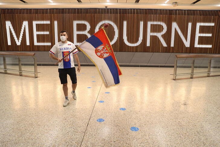&copy; Reuters. Fã do tenista Novak Djokovic  no aeroporto de Melbourne, Austrália. 6/1/2022.  REUTERS/Loren Elliott