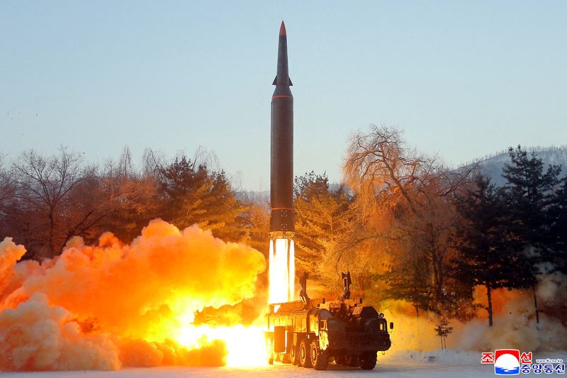 © Reuters. A view of what state news agency KCNA reports is the test firing of a hypersonic missile at an undisclosed location in North Korea, January 5, 2022, in this photo released January 6, 2022 by North Korea's Korean Central News Agency (KCNA). KCNA via REUTERS    ATTENTION EDITORS - THIS IMAGE WAS PROVIDED BY A THIRD PARTY. REUTERS IS UNABLE TO INDEPENDENTLY VERIFY THIS IMAGE. NO THIRD PARTY SALES. SOUTH KOREA OUT. NO COMMERCIAL OR EDITORIAL SALES IN SOUTH KOREA.