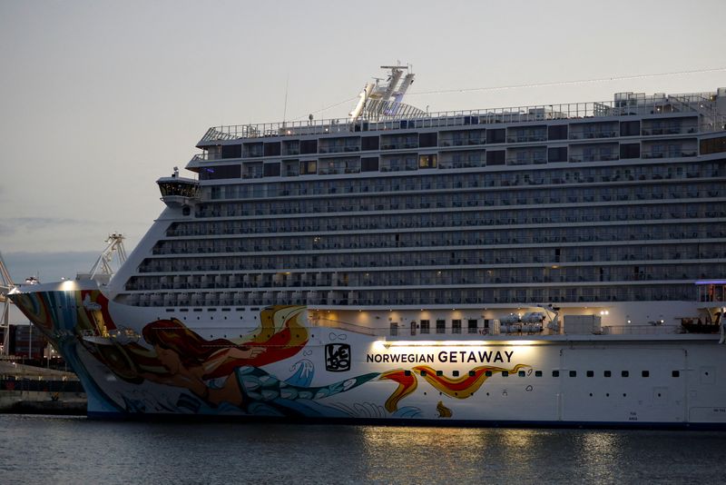 © Reuters. The Norwegian Getaway cruise ship is seen docked at Miami port, after Norwegian Cruise Line Holdings Ltd cancelled sailings amid rising fears of Omicron-related coronavirus infections, in Miami, Florida, U.S. January 5, 2022. REUTERS/Marco Bello