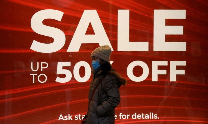 &copy; Reuters. 昨年１２月の英小売店の客足は２０１９年比で１８．６％減少し、１１月の同１４．５％減から落ち込みが拡大した。写真は、SALEの広告を掲げた英国マンチェスター市内の百貨店の前景。