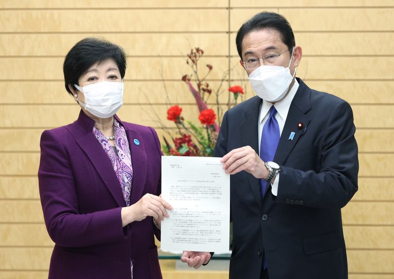 © Reuters. 官邸によると、岸田文雄首相は６日午後５時過ぎから東京都の小池百合子知事と会談する。写真は小池知事と面会し、新型コロナウイルスに関する要望書を受け取る岸田首相。１１月２９日、首相官邸で撮影（２０２２年　時事通信）