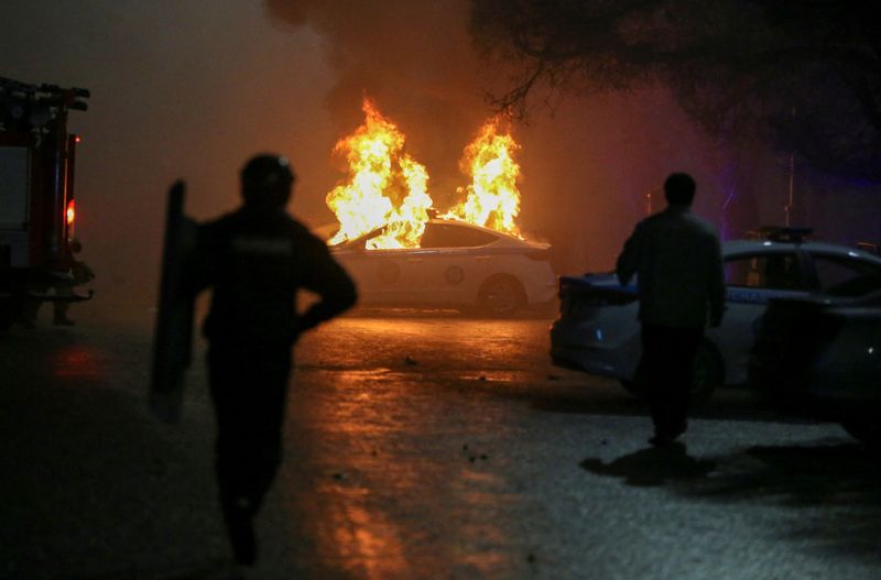 &copy; Reuters. لقطة لسيارة شرطة تحترق أثناء احتجاجات مناهضة للحكومة في ألما آتا كبرى مدن قازاخستان يوم الأربعاء. تصوير: بافل ميكييف - رويترز.