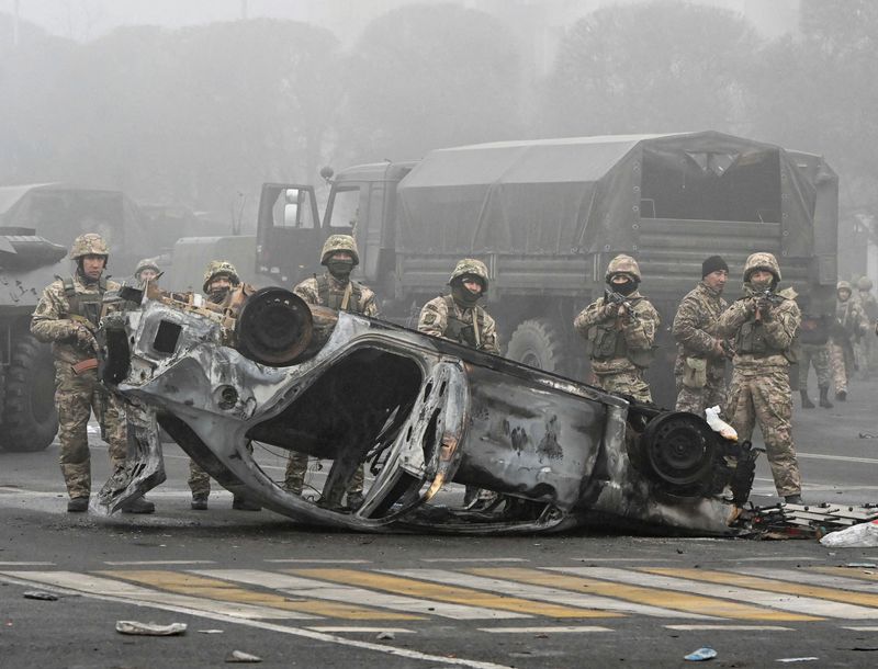 &copy; Reuters. Plusieurs véhicules blindés et des dizaines de soldats se sont déployés jeudi matin sur la principale place d'Almaty, la plus grande ville du Kazakhstan. /Photo prise le 6 janvier 2022/REUTERS/Mariya Gordeyeva