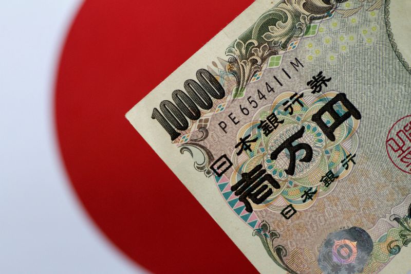 &copy; Reuters. FILE PHOTO: A Japan Yen note is seen in this illustration photo taken June 1, 2017. REUTERS/Thomas White/Illustration