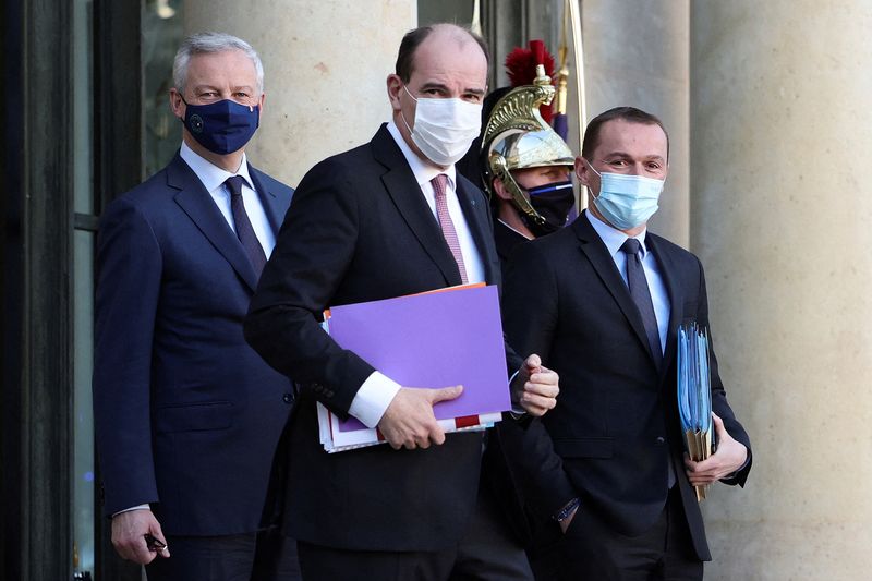 &copy; Reuters. رئيس الوزراء الفرنسي جان كاستكس مع وزيرين لدى خروجهم من قصر الإليزيه يوم الأربعاء بعد أول اجتماع أسبوعي لمجلس الوزراء في العام الجديد. تصوي