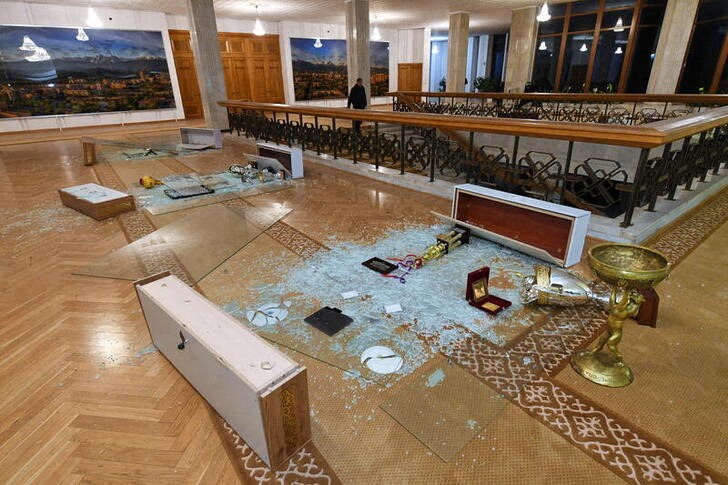 © Reuters. Debris litters the floor of the mayor's office building after it was stormed by demonstrators during protests triggered by fuel price increase in Almaty, Kazakhstan January 5, 2022. REUTERS/Stringer