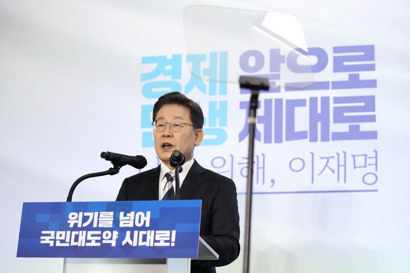 &copy; Reuters. لي جاي ميونج مرشح الحزب الديمقراطي للرئاسة خلال المؤتمر الصحفي لبداية العام في كوريا الجنوبية في الرابع من يناير كانون الثاني 2022. صورة لروي