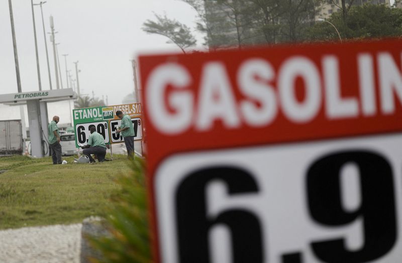 &copy; Reuters. Funcionários atualizam preços dos combustíveis em posto de gasolina do Rio de Janeiro
26/10/2021
REUTERS/Ricardo Moraes