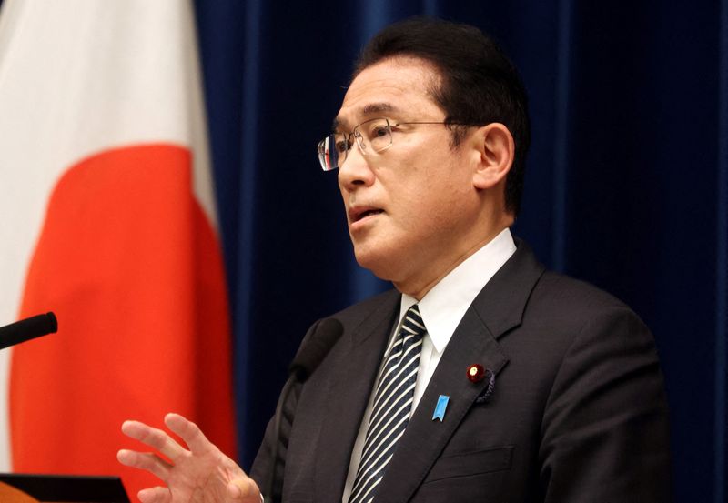 &copy; Reuters. 岸田文雄首相は６日、新型コロナウイルスの感染が急速に広がっている沖縄・山口・広島の３県を対象に、まん延防止等重点措置を適用することを、７日の分科会に諮る考えを示した。写真
