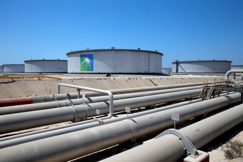 &copy; Reuters. FOTO DE ARCHIVO: Vista general de los tanques de Aramco y el oleoducto en la refinería de petróleo y la terminal de petróleo de Ras Tanura de Saudi Aramco en Arabia Saudita, 21 de mayo de 2018. REUTERS/Ahmed Jadallah