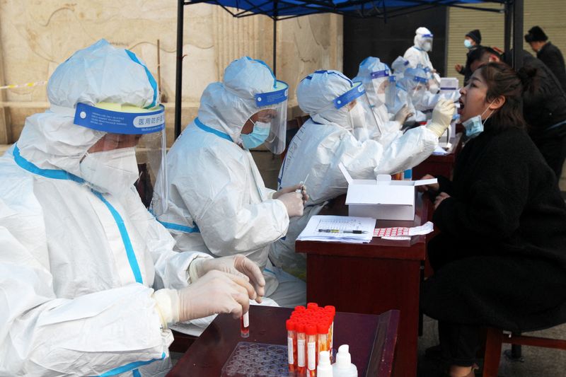 &copy; Reuters. Plusieurs villes du centre de la Chine sont visées par de nouvelles restrictions sanitaires après une augmentation du nombre de cas de COVID-19 dans la province du Henan, les autorités tentant de prévenir la propagation du coronavirus avant les Jeux o