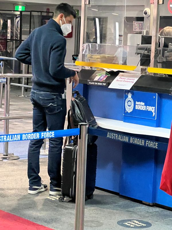 &copy; Reuters.  اللاعب الصربي نوفاك ديوكوفيتش الممنوع من دخول أستراليا لدى وقوفه في مطار ملبورن يوم الأربعاء في صورة حصلت عليها رويترز يوم الخميس.