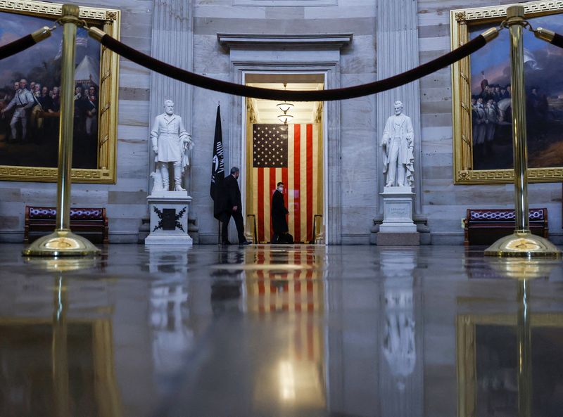 &copy; Reuters. FILE PHOTO: Security personnel prepare for a visit to the U.S. Capitol by U.S. President Joe Biden ahead of the first anniversary of the January 6, 2021 attack on the U.S. Capitol in Washington, U.S., January 5, 2022. REUTERS/Evelyn Hockstein