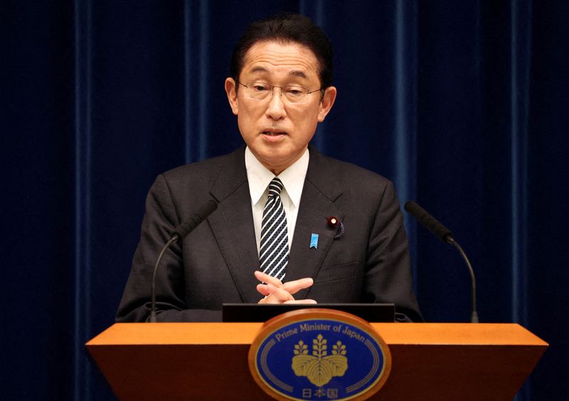 &copy; Reuters. Primeiro-ministro do Japão, Fumio Kishida, fala com jornalistas na residência oficial em Tóquio
21/12/2021 Yoshikazu Tsuno/Pool via REUTERS