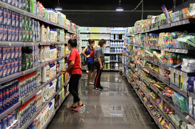 &copy; Reuters. متسوقات ينظرن لأسعار المنتجات الغذائية داخل متحر في العاصمة اللبنانية بيروت في الثامن من سبتمبر أيلول 2021. تصوير محمد عزاقير- رويترز.