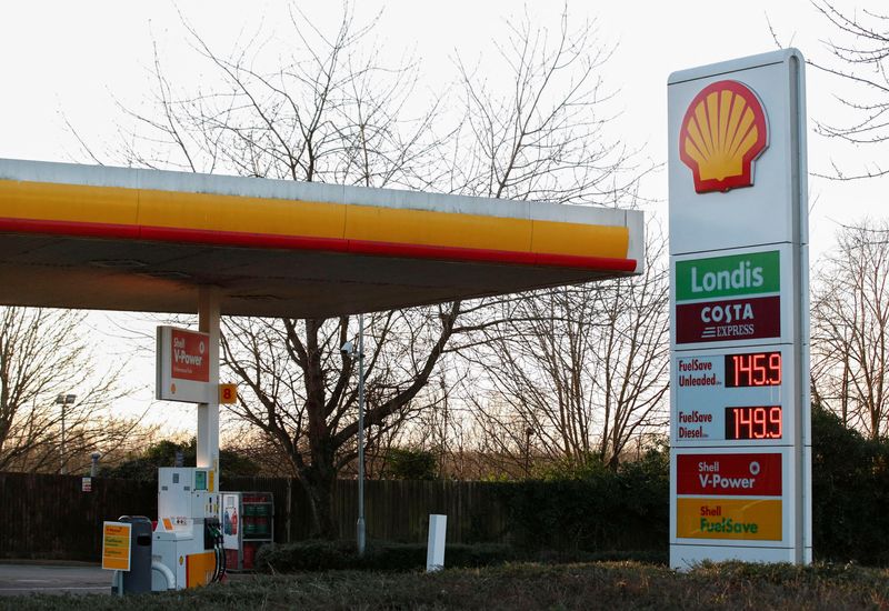 &copy; Reuters. FILE PHOTO: General view of a Shell petrol station, in Milton Keynes, Britain, January 5, 2022. REUTERS/Andrew Boyers