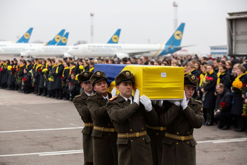 &copy; Reuters. جنود يحملون نعشا لرفات أحد ضحايا سقوط الطائرة التابعة للخطوط الجوية الاوكرانية في مطار بوريسبيل الدولي بأوكرانيا في صورة من أرشيف رويترز. 