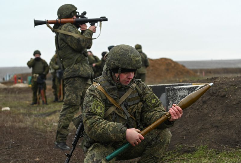 &copy; Reuters. FILE PHOTO: Russian grenade launcher operators take part in combat drills at the Kadamovsky range in the Rostov region, Russia December 14, 2021. REUTERS/Sergey Pivovarov