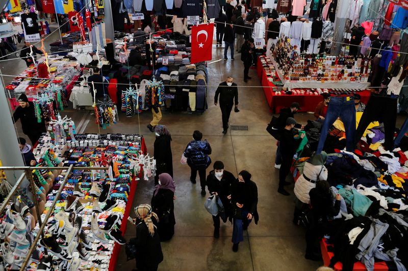 &copy; Reuters. FILE PHOTO: People shop at an open market in Istanbul, Turkey, January 4, 2022. REUTERS/Dilara Senkaya