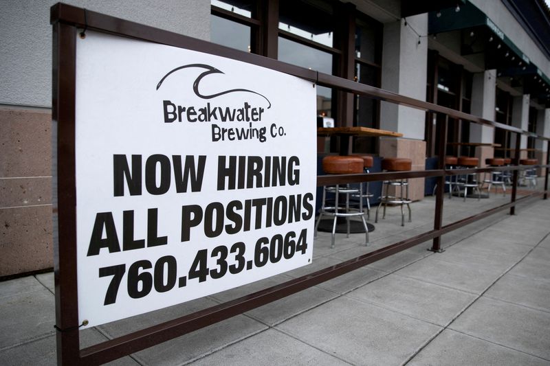 &copy; Reuters. Placa sinaliza oportunidades de emprego na cidade de Oceanside, Califórnia
10/05/2021
REUTERS/Mike Blake