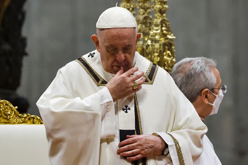 &copy; Reuters. Papa Francisco durante missa da Festa da Epifania do Senhor no Vaticano
06/01/2022 REUTERS/Yara Nardi