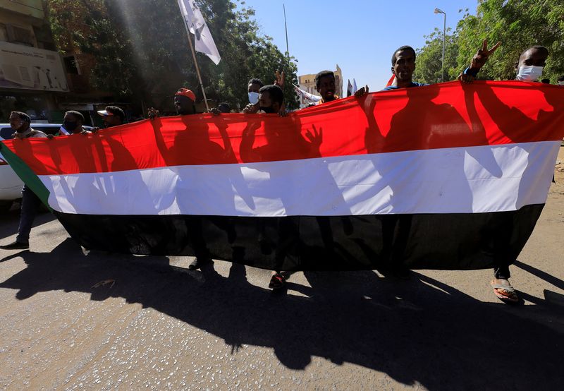 © Reuters. متظاهرون يحتجون خلال مسيرة ضد الحكم العسكري عقب انقلاب الخرطوم يوم 30ديسمبر كانون الأول 2021. تصوير: محمد نور الدين عبد الله - رويترز.