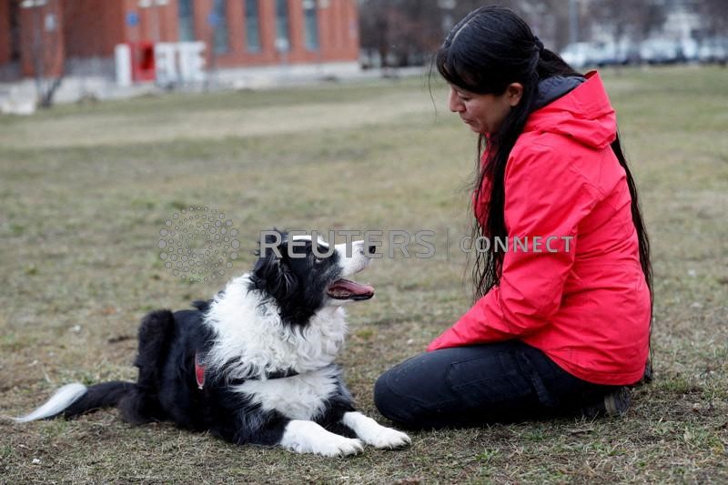 &copy; Reuters. Tutora e seu cachorro em Budapeste, Hungria
05/01/2022 REUTERS/Bernadett Szabo