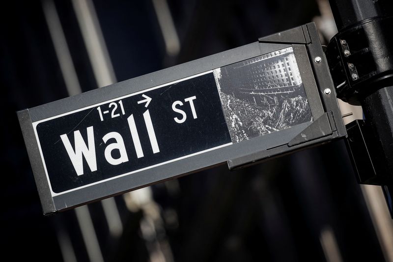 &copy; Reuters. IMAGEN DE ARCHIVO una señal de la calle Wall Street se ve en el distrito financiero de Nueva York, EEUU, Noviembre 8, 2021.  REUTERS/Brendan McDermid
