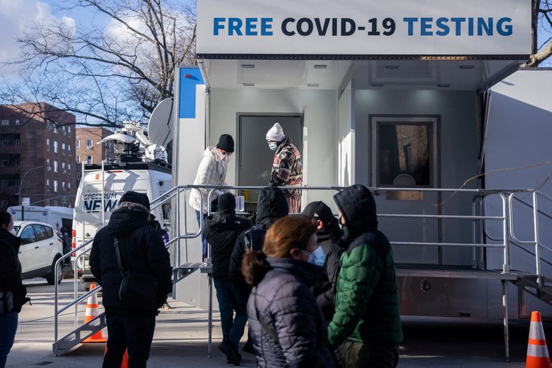 &copy; Reuters. People queue for a coronavirus disease (COVID-19) test at a popup testing site as the Omicron coronavirus variant continues to spread in the Queens borough of New York City, U.S., December 23, 2021. REUTERS/Jeenah Moon