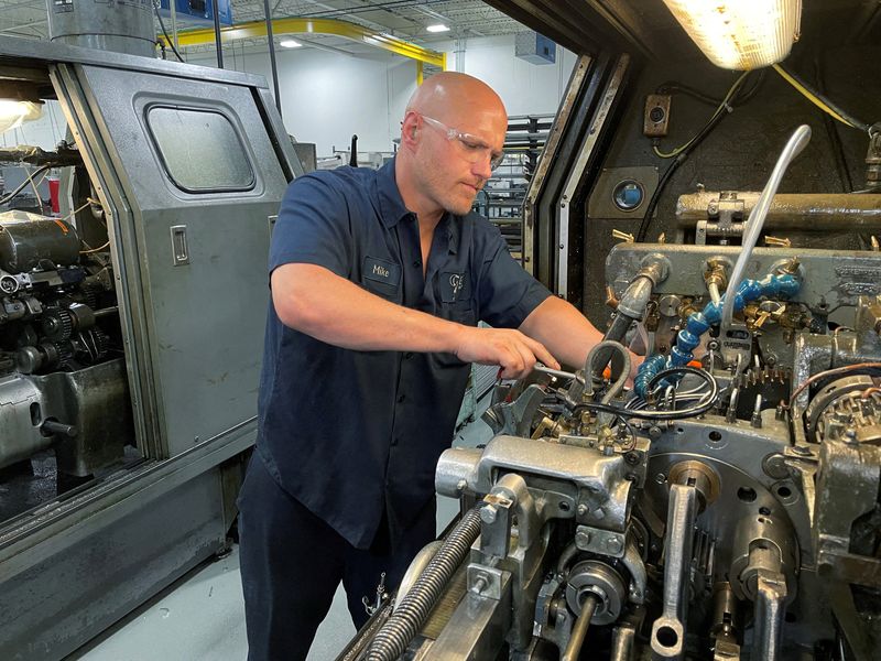 &copy; Reuters. Trabalhador opera uma das máquinas de corte de metal na fábrica da Gent Machine Co. em Cleveland, Ohio, EUA, 26 de maio de 2021. REUTERS/Timothy Aeppel