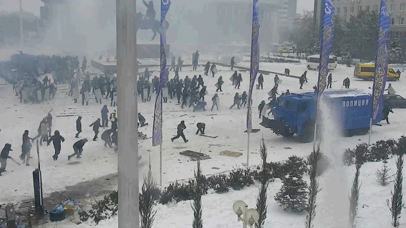 &copy; Reuters. Manifestanti si scontrano con le forze dell'ordine durante una protesta innescata dall'aumento del prezzo del carburante ad Aktobe, in Kazakistan, il 5 gennaio 2022, fermo immagine tratto da un video. Ministero dell'Interno del Kazakistan / Dispensa trami