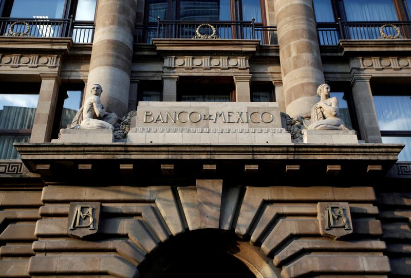 &copy; Reuters. FILE PHOTO: The facade of the Bank of Mexico building is pictured in downtown Mexico City, Mexico February 28, 2019. REUTERS/Daniel Becerril